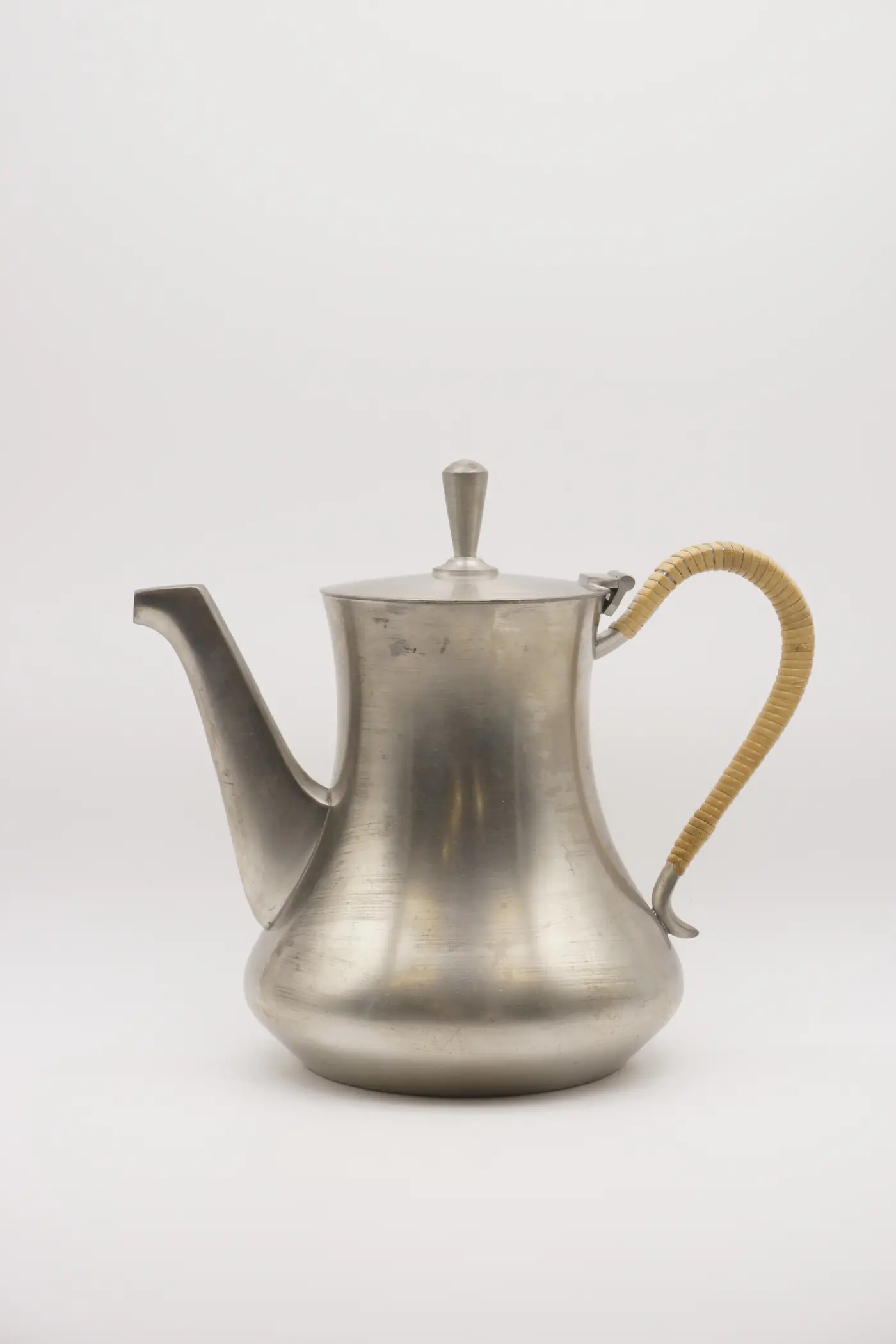 등나무 손잡이를 단 주석(pewter) 커피포트 — 1번째 촬영 컷 (총 2컷)