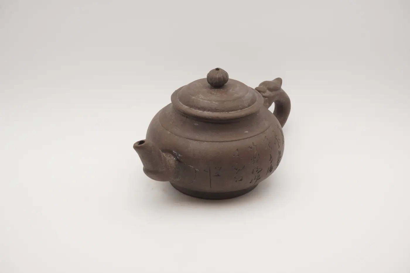 용머리 손잡이에 서예 글귀를 새긴 자사호 — 2번째 촬영 컷 (총 2컷)