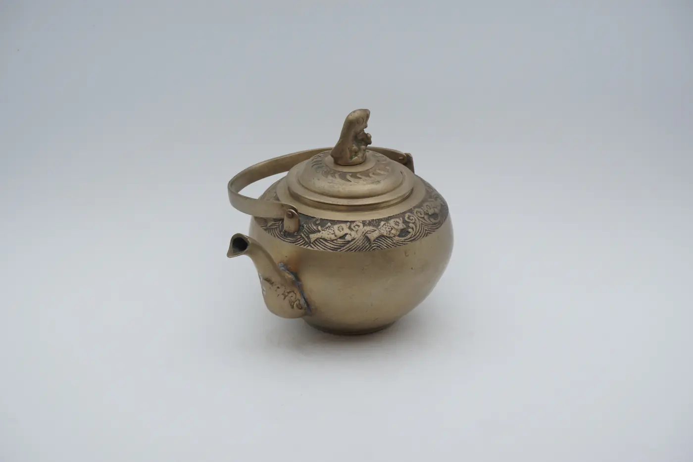꽃 문양 띠와 사자 꼭지를 올린 놋쇠 주전자 — 2번째 촬영 컷 (총 2컷)