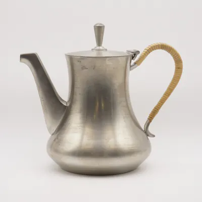 등나무 손잡이를 단 주석(pewter) 커피포트