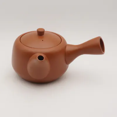 옆 손잡이를 단 붉은 도기 급수(急須)